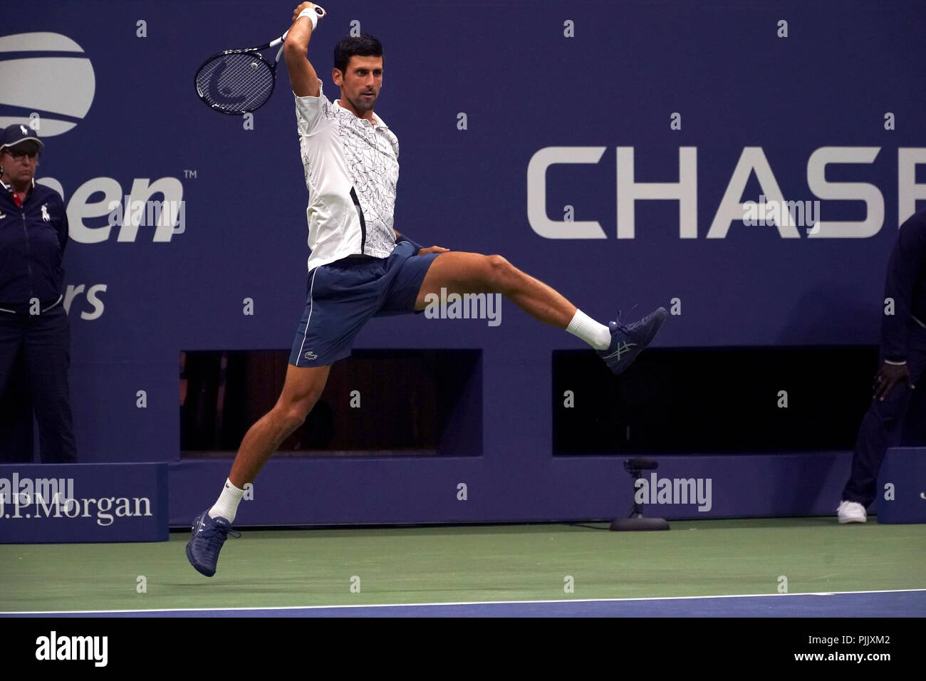 New York, Stati Uniti d'America. Il 7 settembre 2018. US Open Tennis: Novak Djokovic della Serbia è portato in aria dal suo slancio come egli segue attraverso su un ritorno diretti del Giappone Kei Nishikori durante la loro semifinale partita a US Open a Flushing Meadows, New York. Djokovic ha vinto la partita e si troverà di fronte Juan Martin Del Potro in Argentina domenica la finale. Credito: Adam Stoltman/Alamy Live News Foto Stock