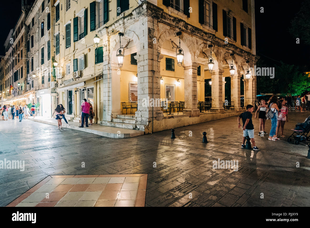 L'isola di Corfù, Grecia, strade persone case e telai dall'isola di Corfu Foto Stock