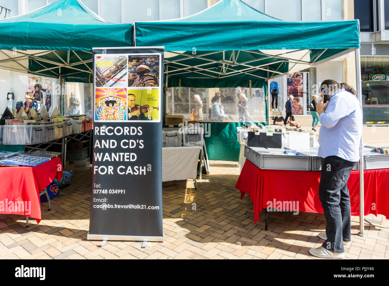 Un mercato in stallo Bromley High Street acquista e vende utilizzati dischi in vinile e CD. Foto Stock