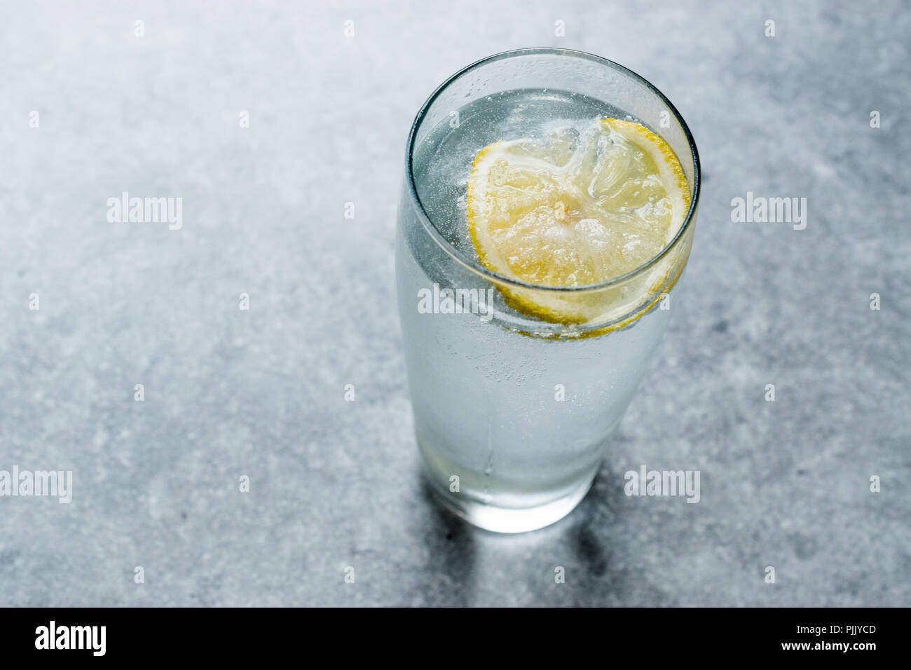 Churchill Bevande Acqua Minerale Soda con sale e limone / Corcil. Drink di  organico Foto stock - Alamy