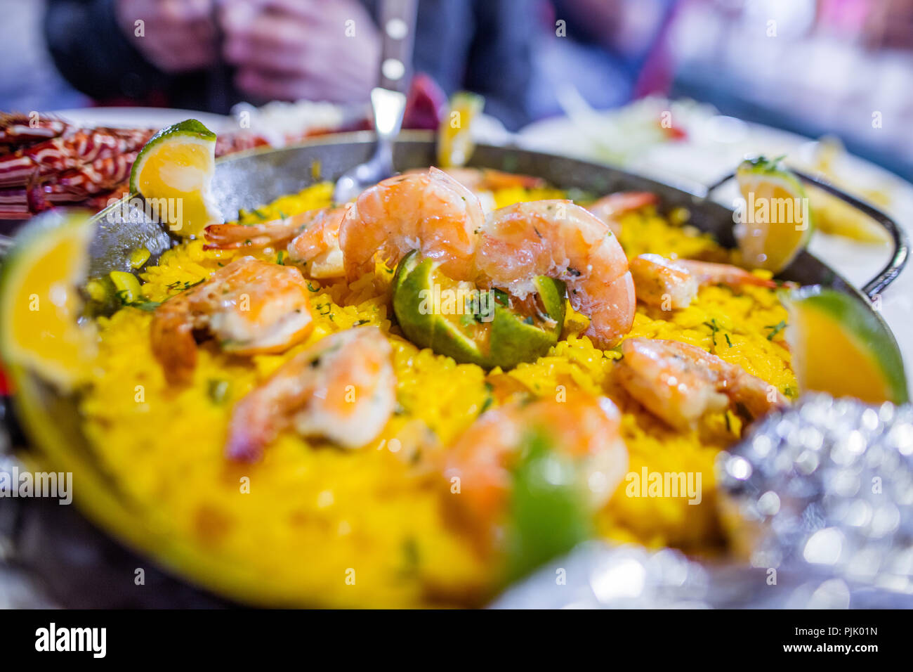 Le Galapagos Street Food: Paella a Los Kioskos, una strada con i chioschi di cucina prepara piatti da il pescato del giorno Foto Stock