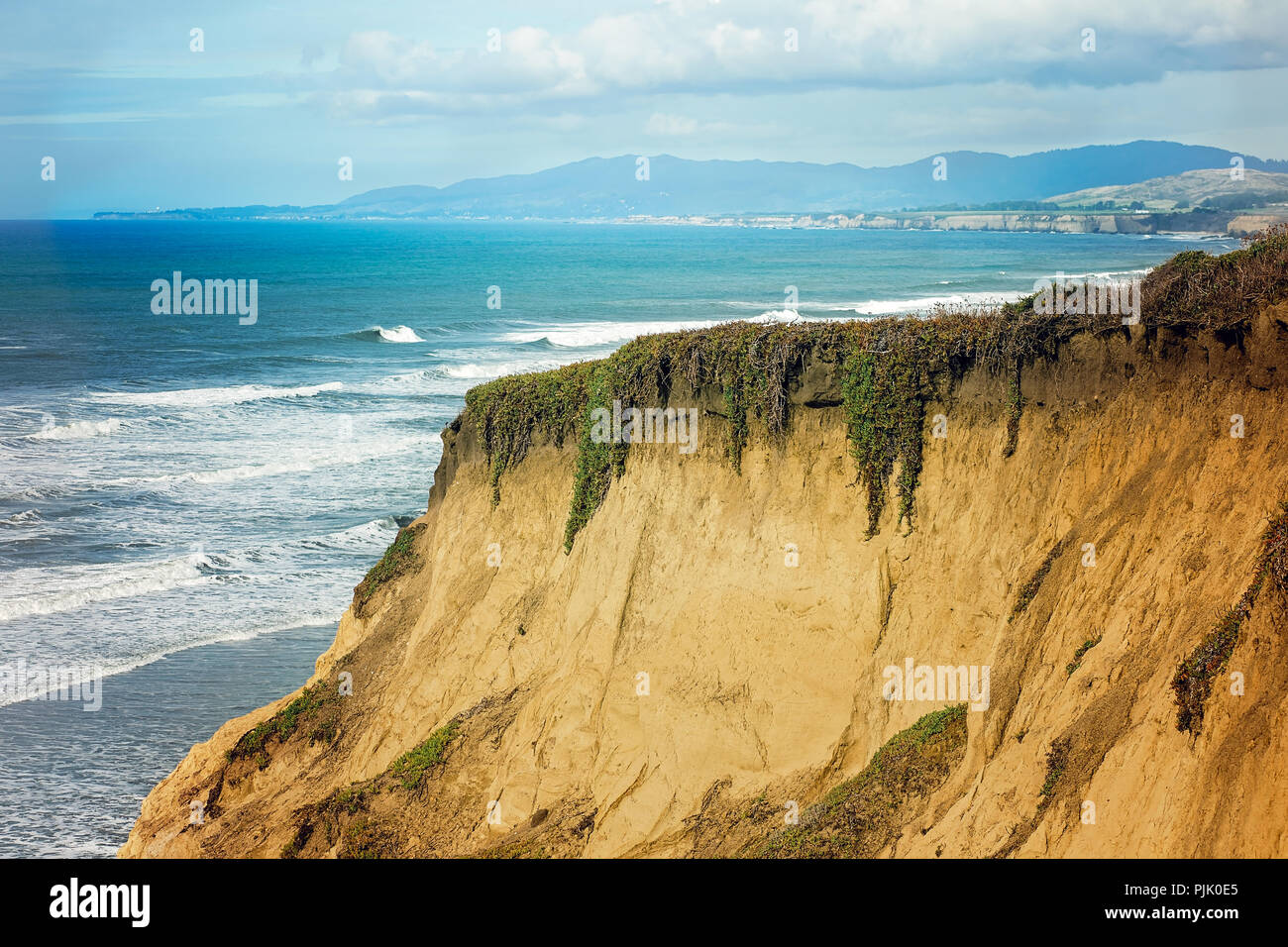 Vista di alta scogliera e San Francisco Bay Area, fuori la Highway 5 in prossimità di pacifica, California Foto Stock