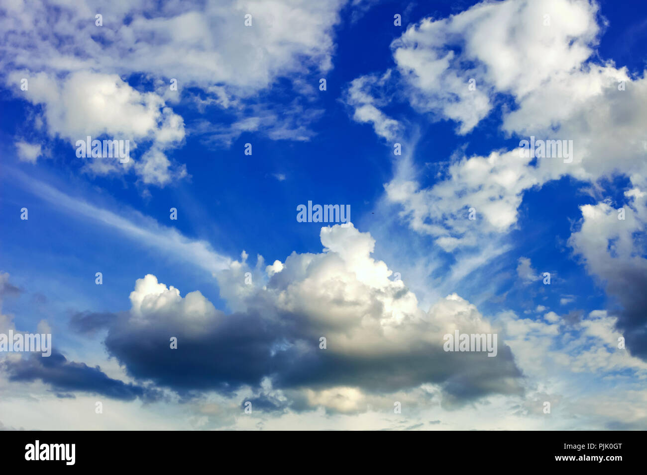 Splendido e pittoresco nuvole bianche contro il cielo blu scuro, sfondo magico Foto Stock