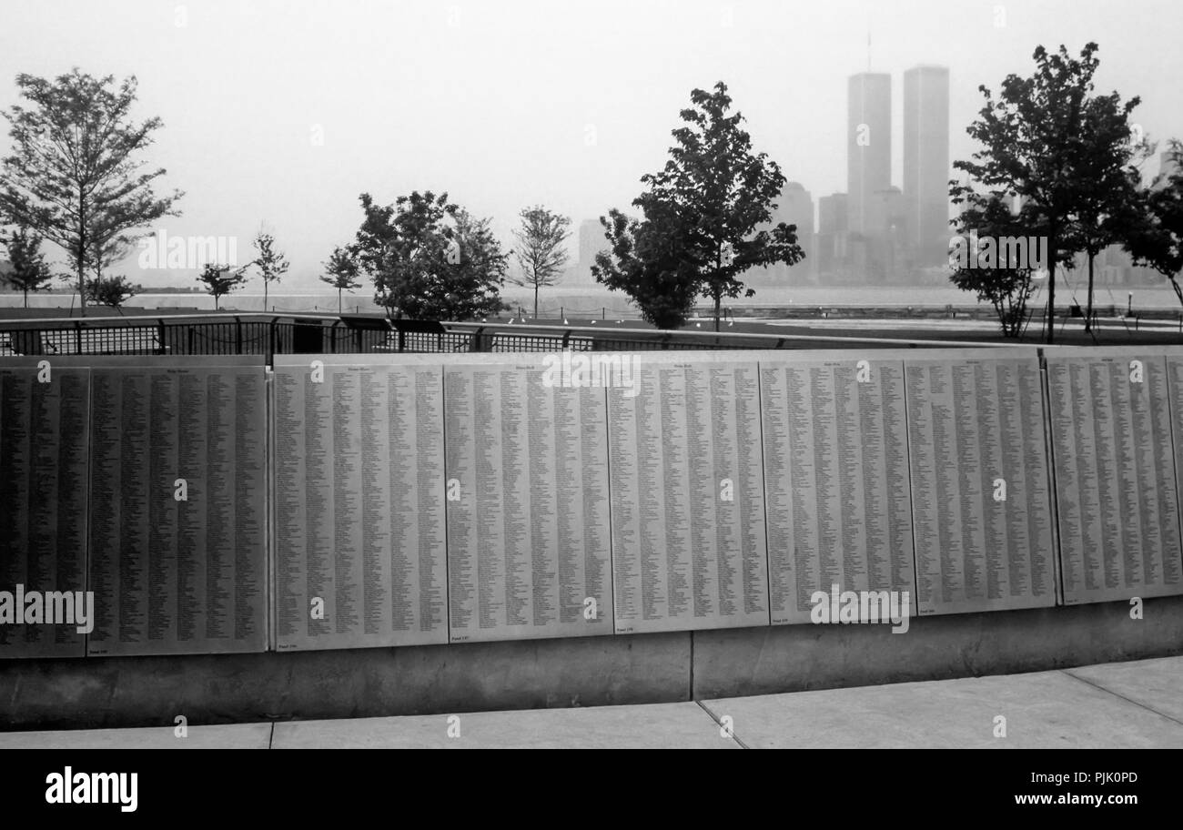 Il World Trade Center Twin Towers sono visti da Ellis Island nel 1994. Foto Stock