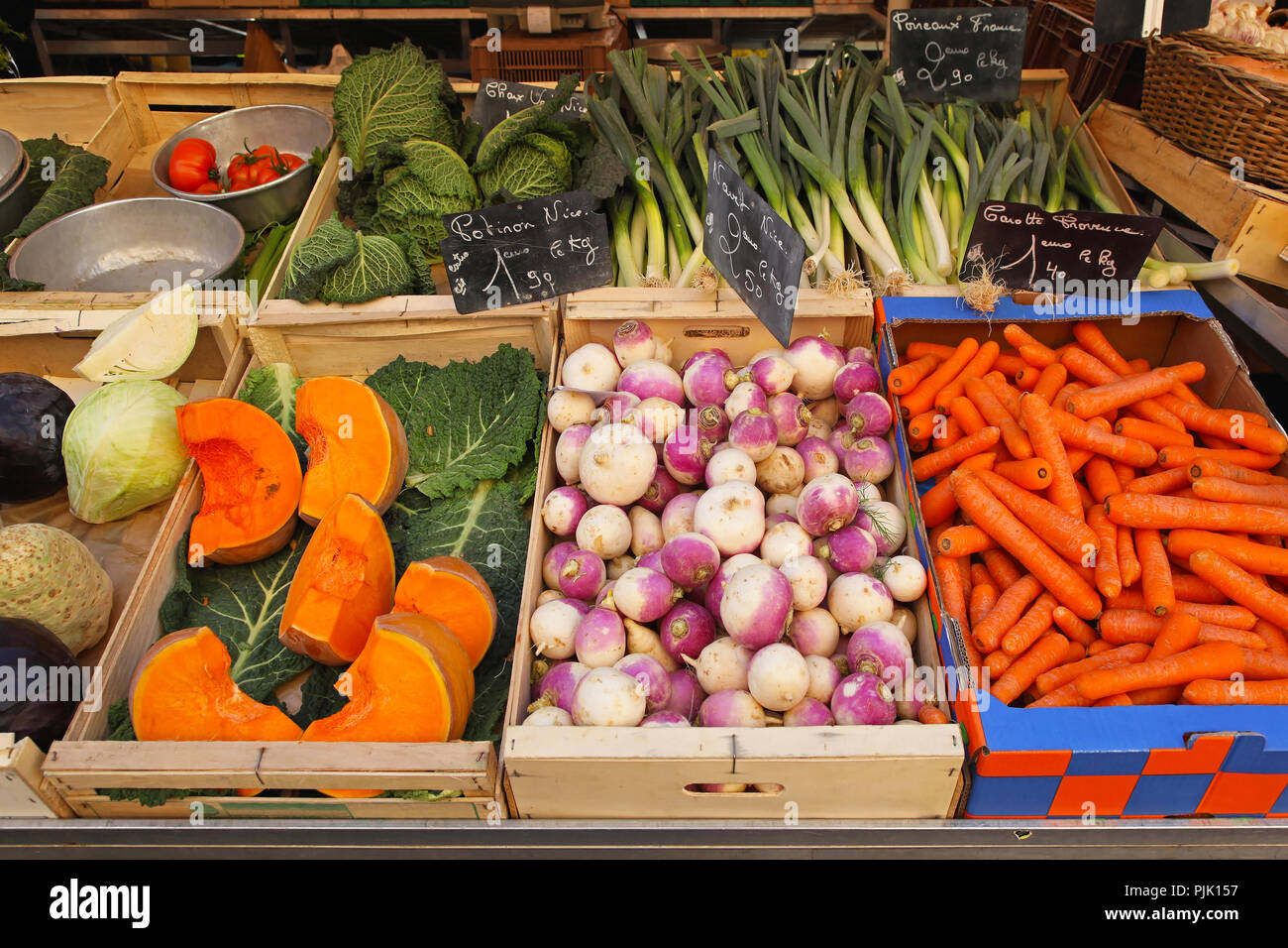 Varietà di negozi di generi alimentari vegetali in casse al mercato Foto Stock