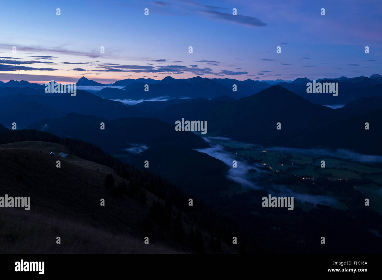 Jachenau da Hirschhörndl all'alba, Walchensee, Alpi Bavaresi, Alta Baviera, Baviera, Germania. Foto Stock