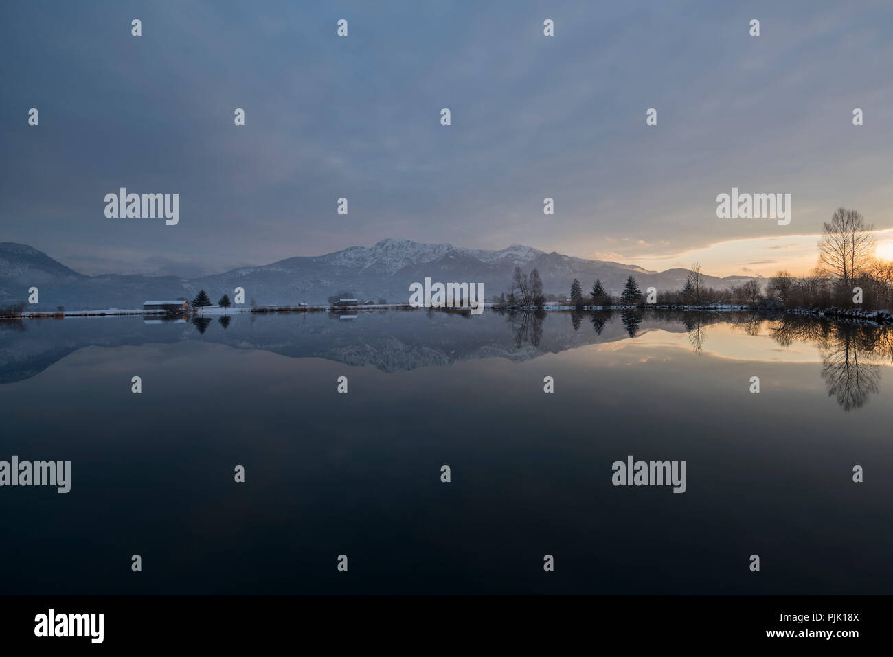 Atmosfera serale presso il lago Eichsee in inverno con vista contro Herzogstand, vicino a Kochel, Alpi Bavaresi, Alta Baviera, Baviera, Germania Foto Stock