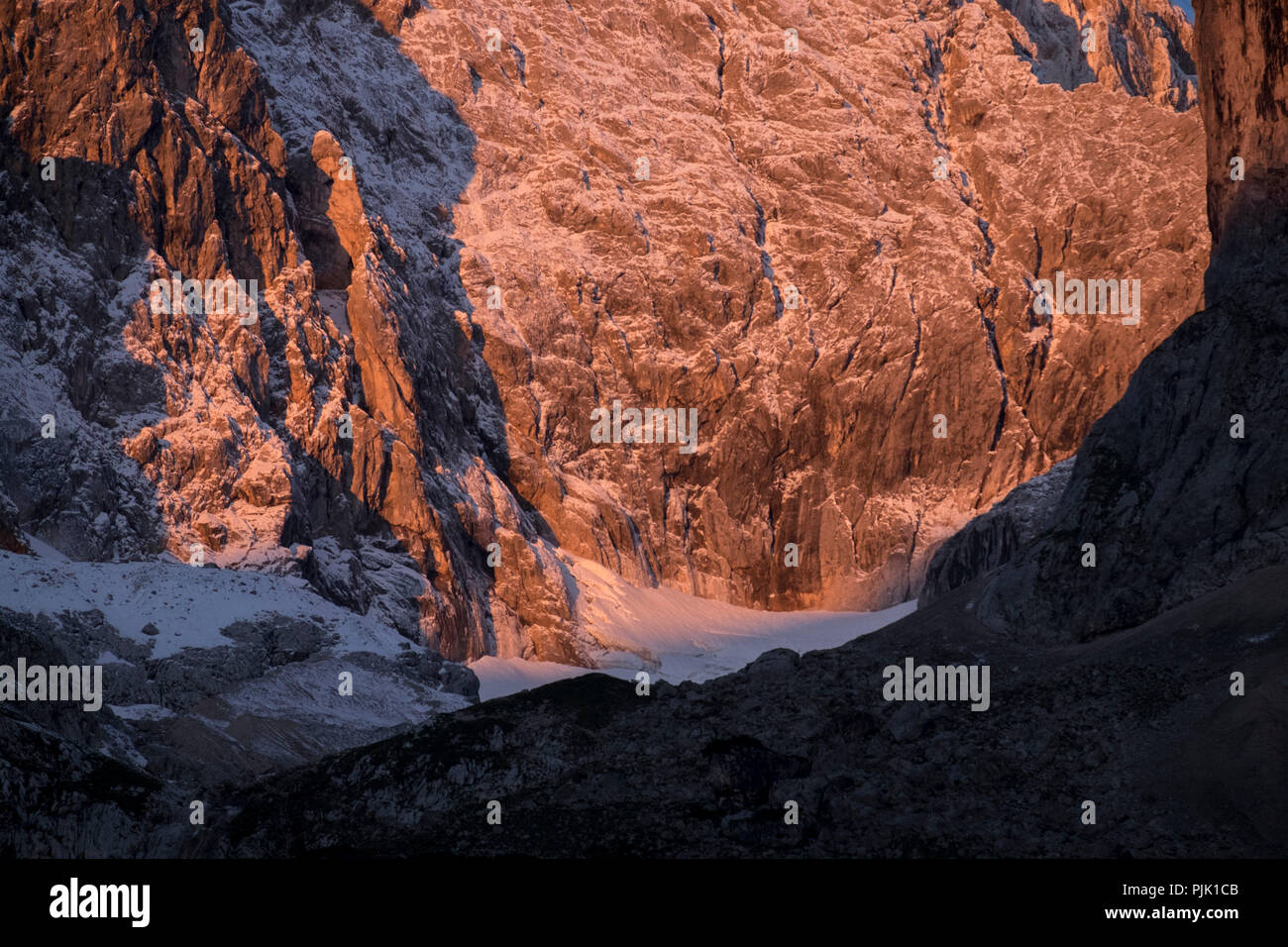 Zugspitz massiccio in inverno nella luce del mattino, montagne del Wetterstein, vicino a Garmisch, Alpi Bavaresi, Baviera, Germania Foto Stock