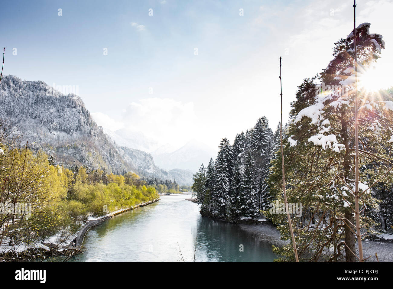 La transizione tra l'inverno e la primavera a Lech fiume nella regione di Allgäu Foto Stock