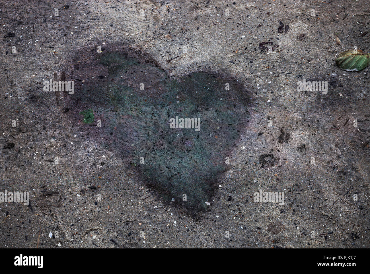 Cuore nero nella sabbia Foto Stock