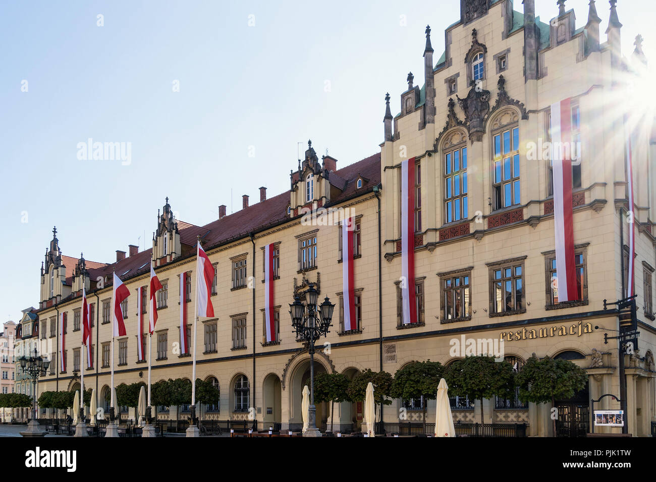 Polonia Wroclaw, la città vecchia, il Municipio, bandiere polacche Foto Stock