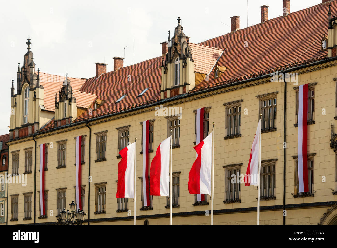 Polonia Wroclaw, città vecchia, Rynek, Municipio, bandiere polacche Foto Stock