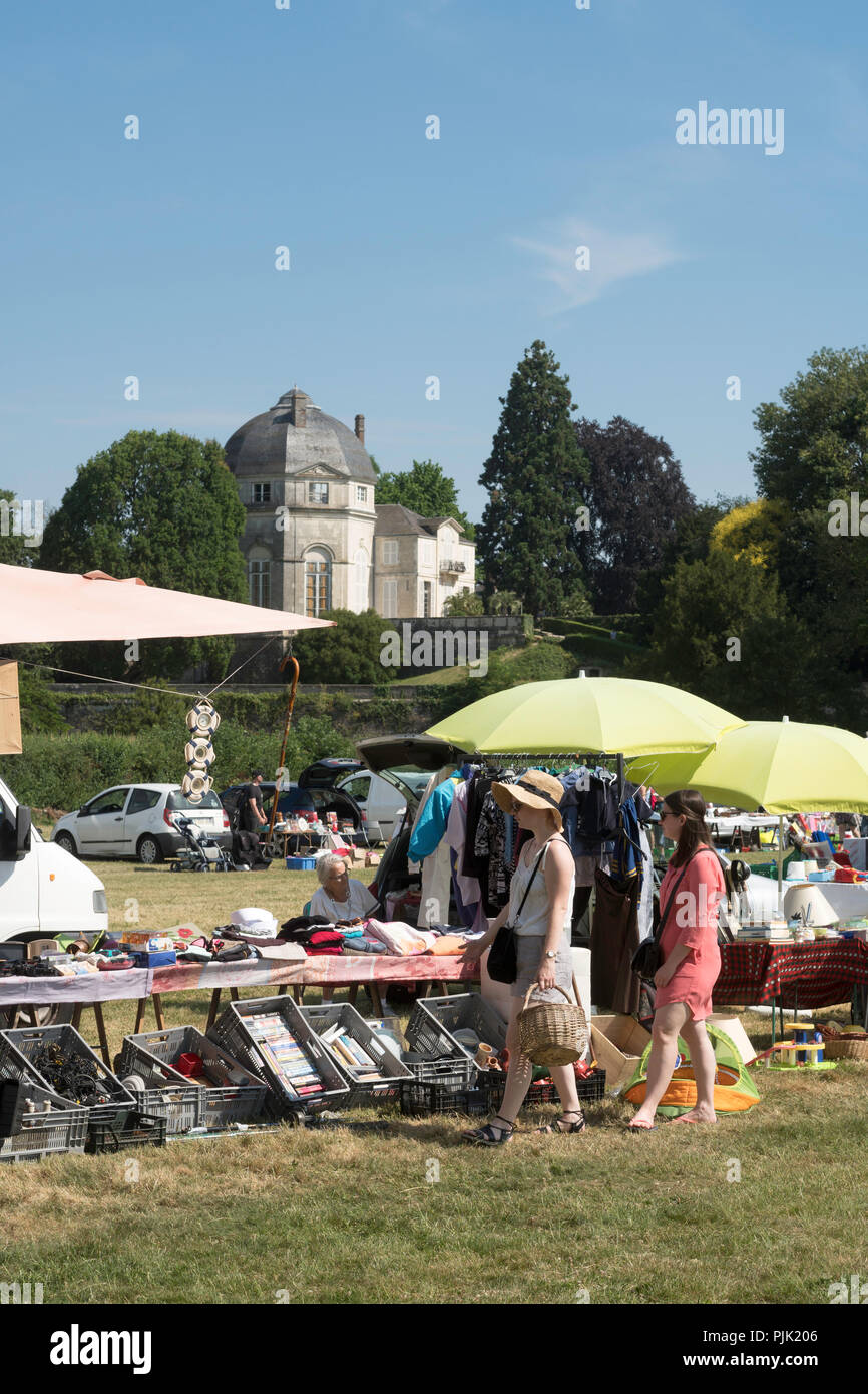 Vide grenier o il bagagliaio della vettura vendita a Châteauneuf-sur-Loire, dipartimento Loiret, Francia, Europa Foto Stock