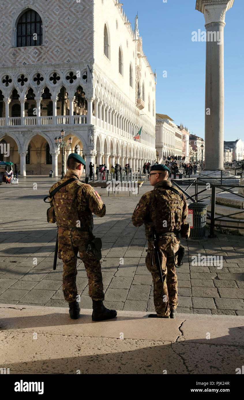 Guardia militare su Piazza San Marco a Venezia Foto Stock