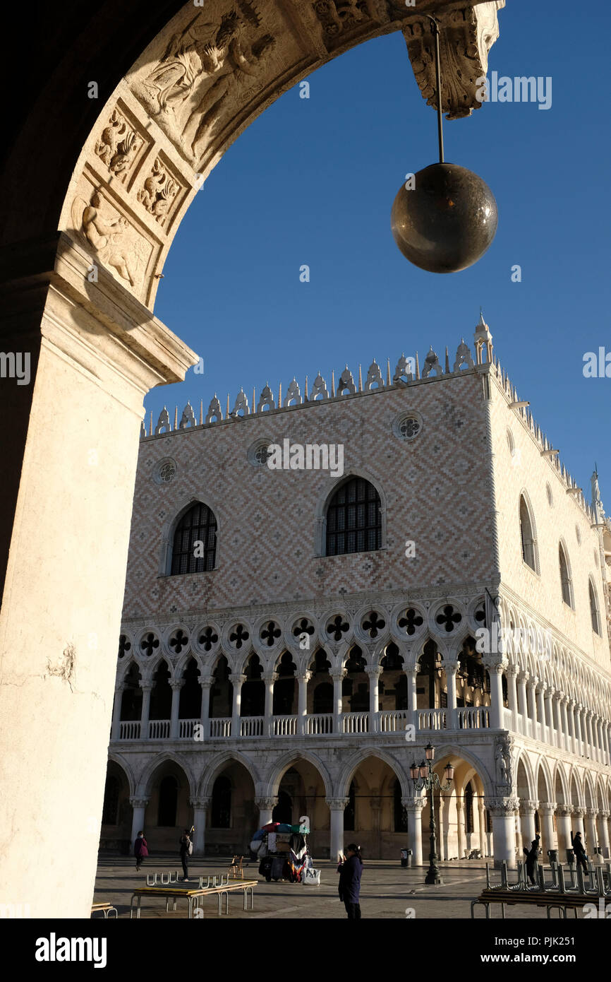 Portici su Piazza San Marco - Vista del Palazzo Ducale di Venezia, Italia Foto Stock