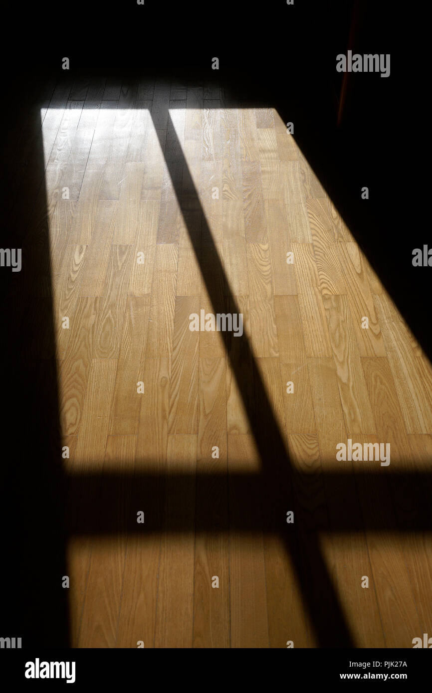 Finestra francese, incidenza della luce e ombra, pavimento in parquet, in interni Foto Stock