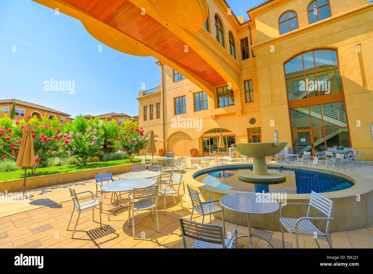A Los Gatos, California, Stati Uniti - Agosto 12, 2018: l'Edificio A e B: lobby principale, un edifici in stile spagnolo di Netflix HQ, sede del gigante di streaming nella Silicon Valley, CA. Foto Stock