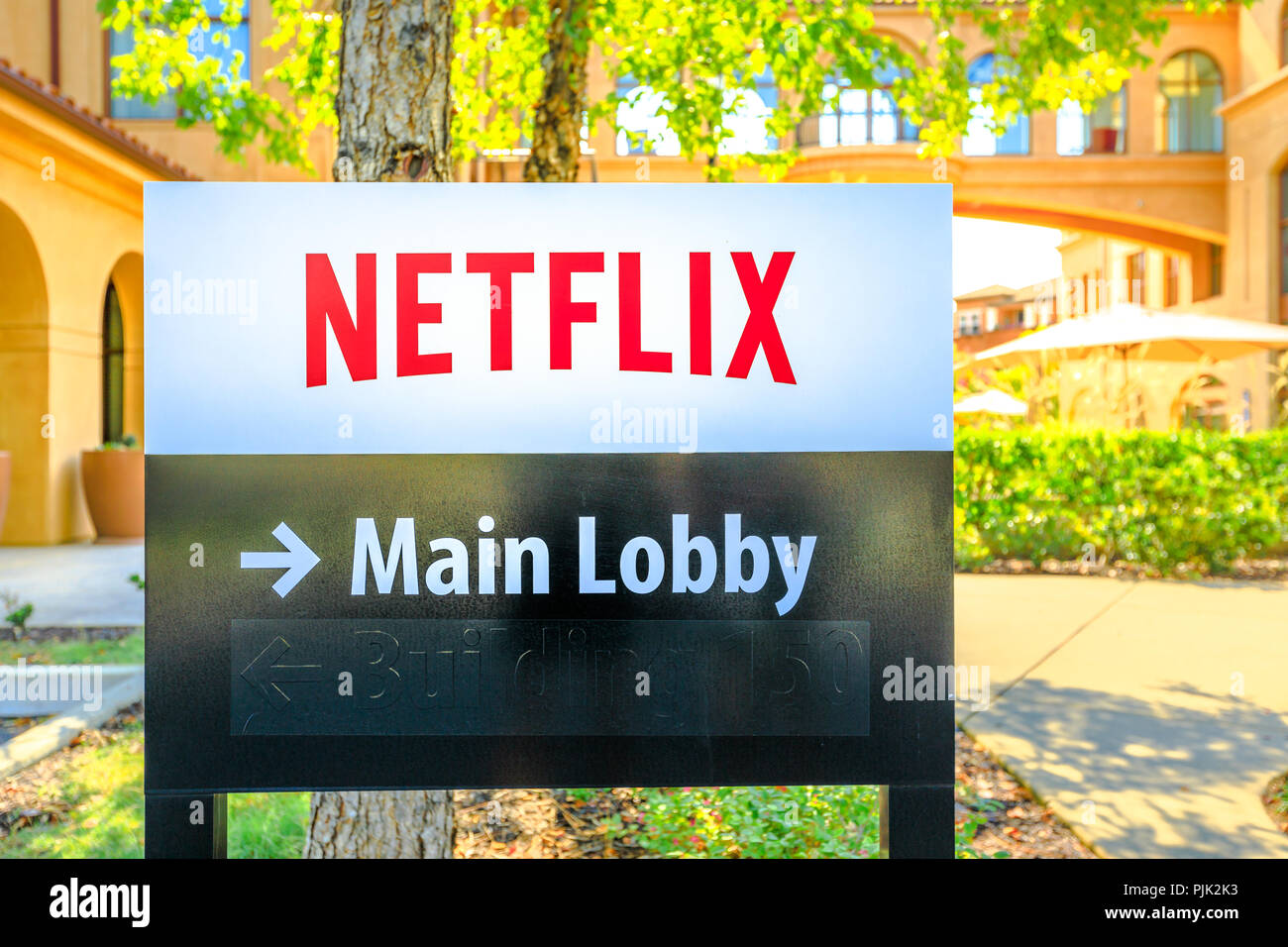 A Los Gatos, California, Stati Uniti - Agosto 12, 2018: Logo Netflix a edifici in stile spagnolo di Netflix, sede di streaming di gigante nella Silicon Valley. Edificio di Netflix A e B: lobby principale. Foto Stock