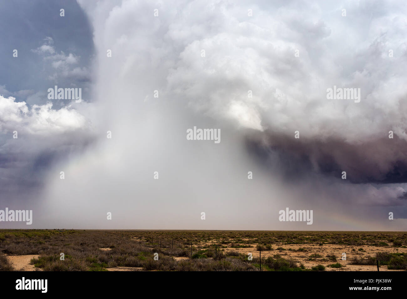Microburst di grandine e pioggia che cadono da una nube di tempesta di thundercell in Arizona Foto Stock