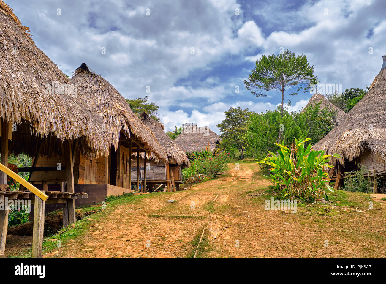 Chagres National Park, Panama - 22 Aprile 2018: Native Embera persone capanne del villaggio Foto Stock