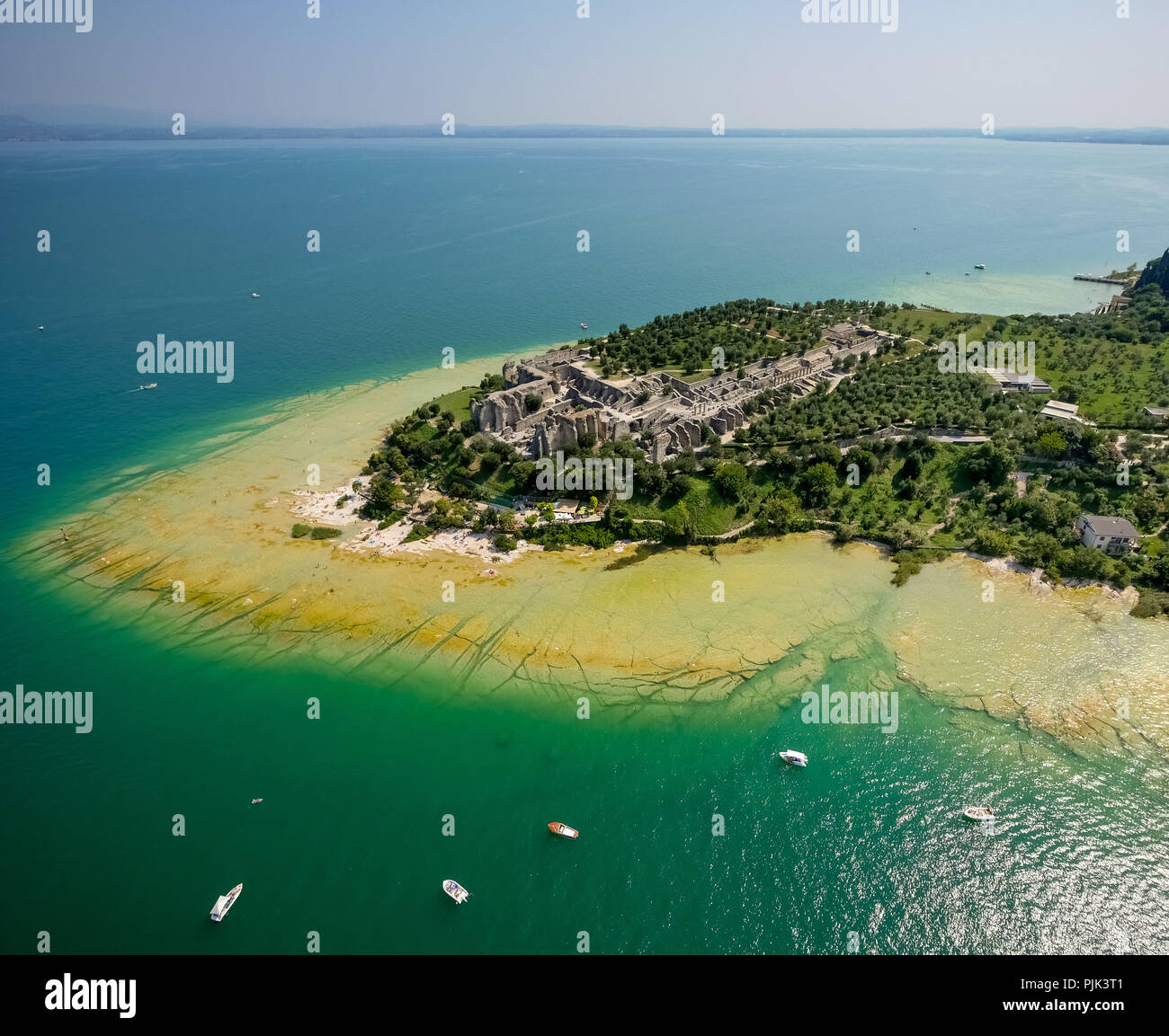 Foto aerea, area archeologica delle Grotte di Catullo, Grotte di Catullo, acque turchesi, penisola di Sirmione sul Lago di Garda, Lago di Garda, Sirmione, Italia settentrionale, Lombardia, Italia Foto Stock