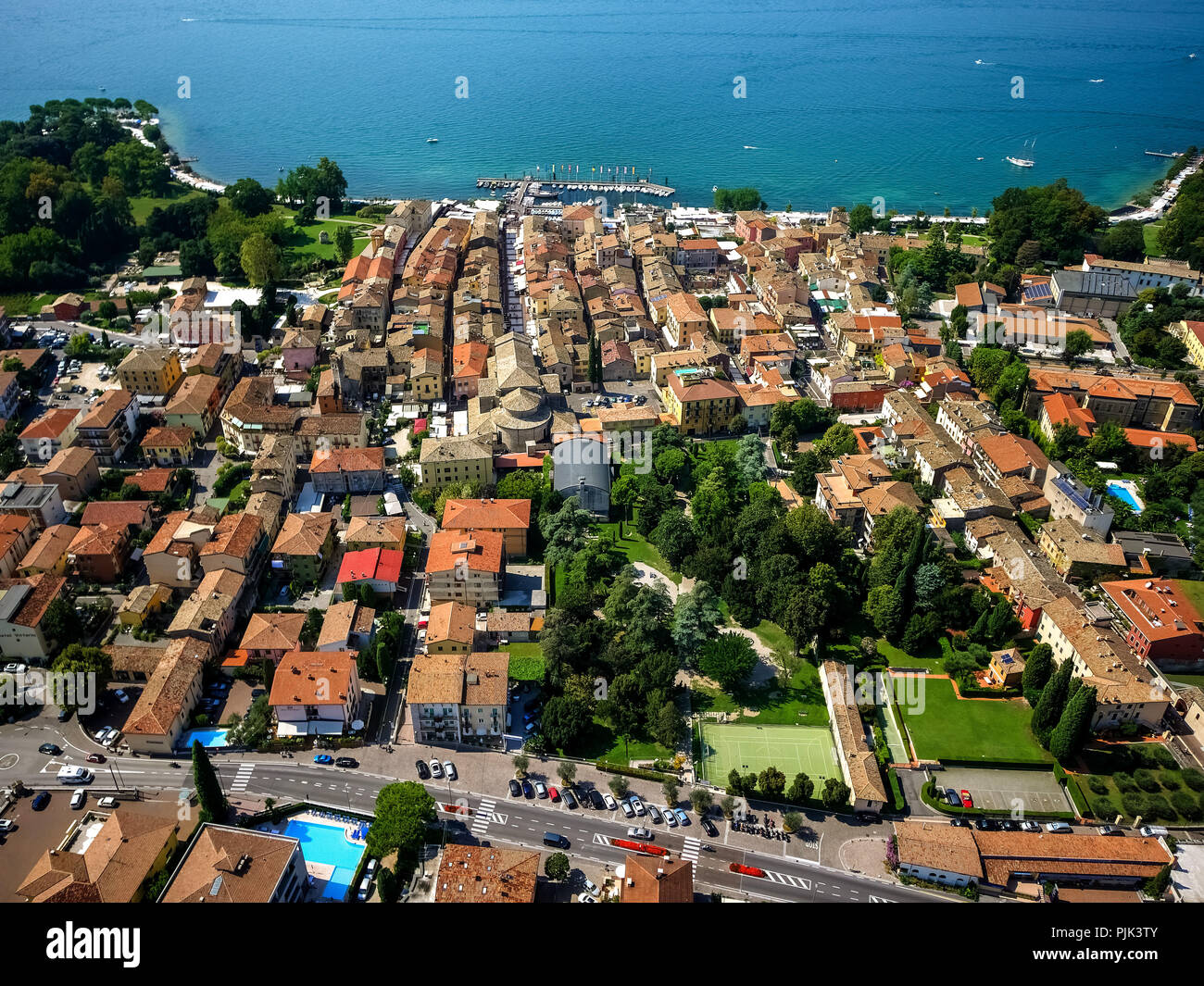 Vista aerea, Bardolino con barche a vela Lago di Garda Lago di Garda, Bardolino, Italia settentrionale, Veneto, Italia Foto Stock