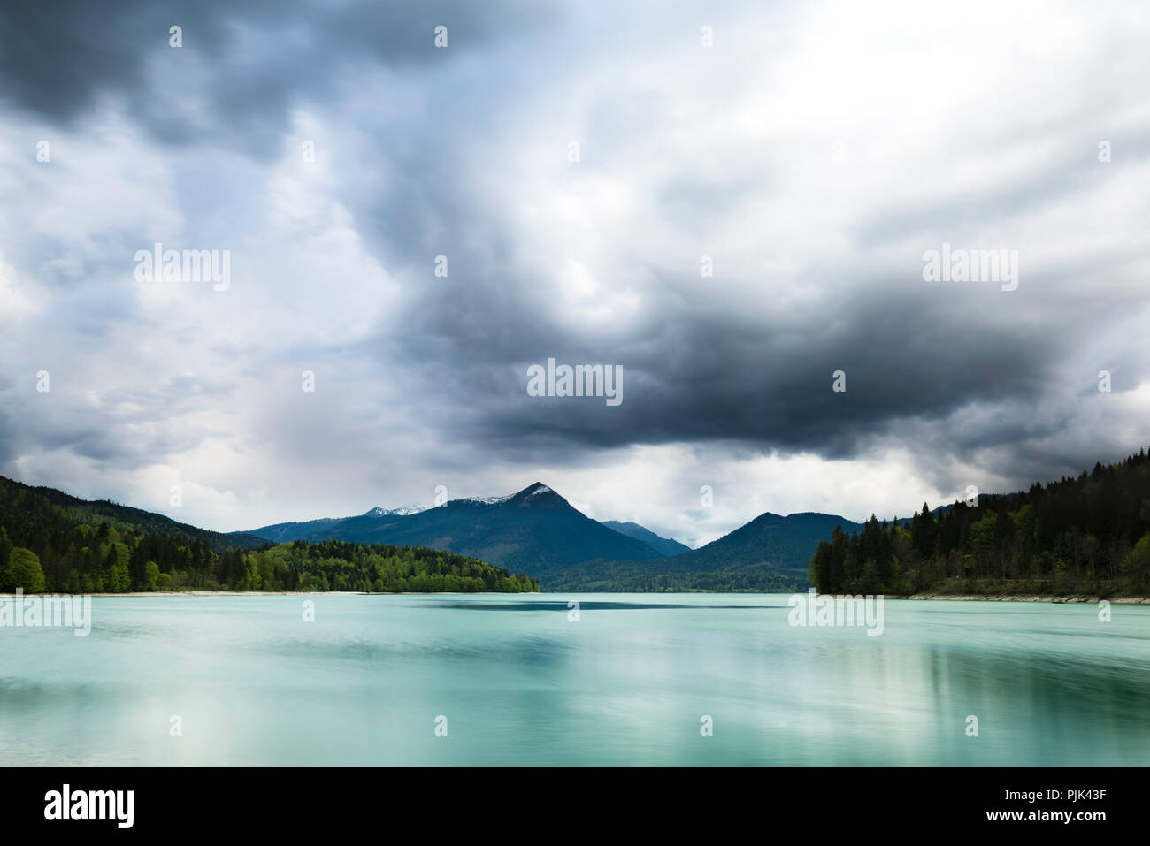 Nuvoloso umore a Walchensee nelle Prealpi bavaresi e sullo sfondo la Simetsberg Foto Stock