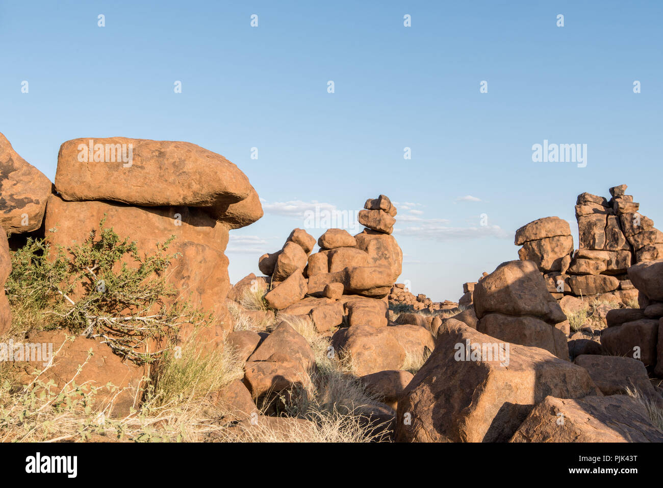 Le formazioni rocciose, creata dal blocco esposizione agli agenti atmosferici, in 'gigantesco parco giochi nei pressi di Keetmanshoop, sud della Namibia Foto Stock