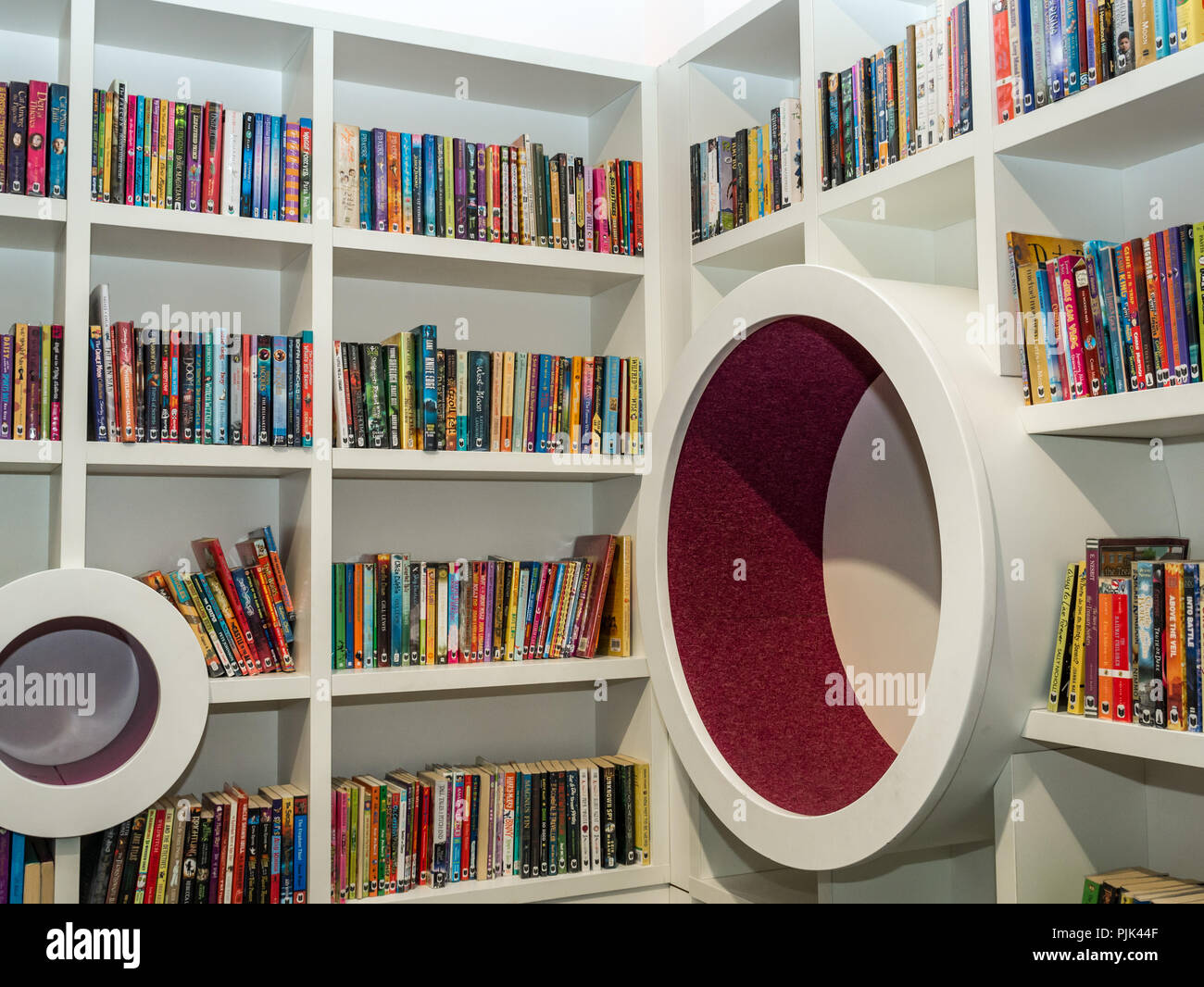 Angolo della sezione per bambini con libri in brossura sugli scaffali, Central Library, George IV Bridge, Edimburgo, Scozia, Regno Unito Foto Stock