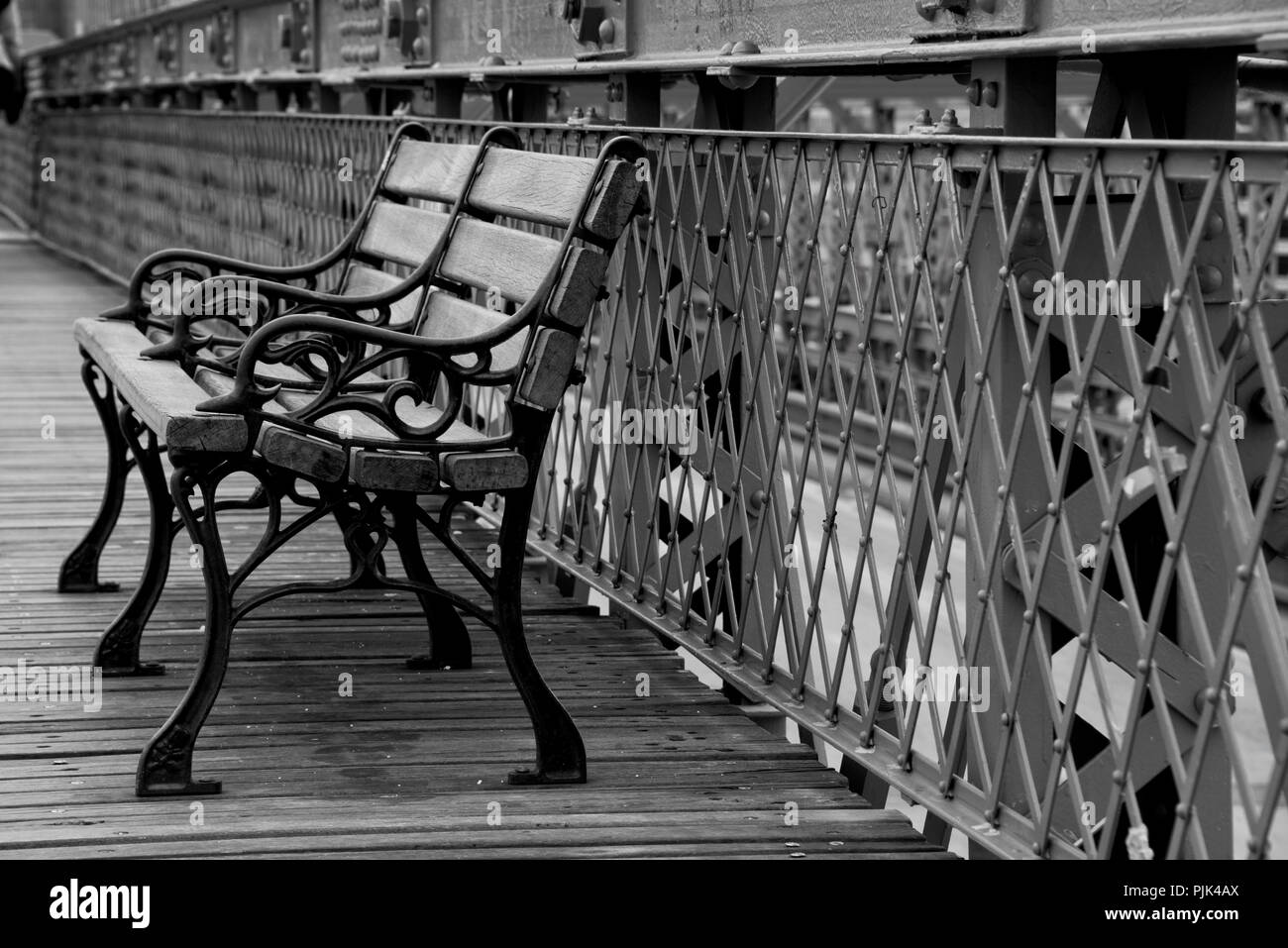 Panca sul ponte di Brooklyn a New York City, Stati Uniti d'America, Manhattan Foto Stock