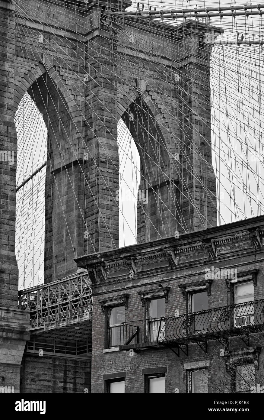 Ponte di Brooklyn a New York City, Stati Uniti d'America, Manhattan STATI UNITI D'AMERICA, in primo piano edificio residenziale di Brooklyn, Foto Stock