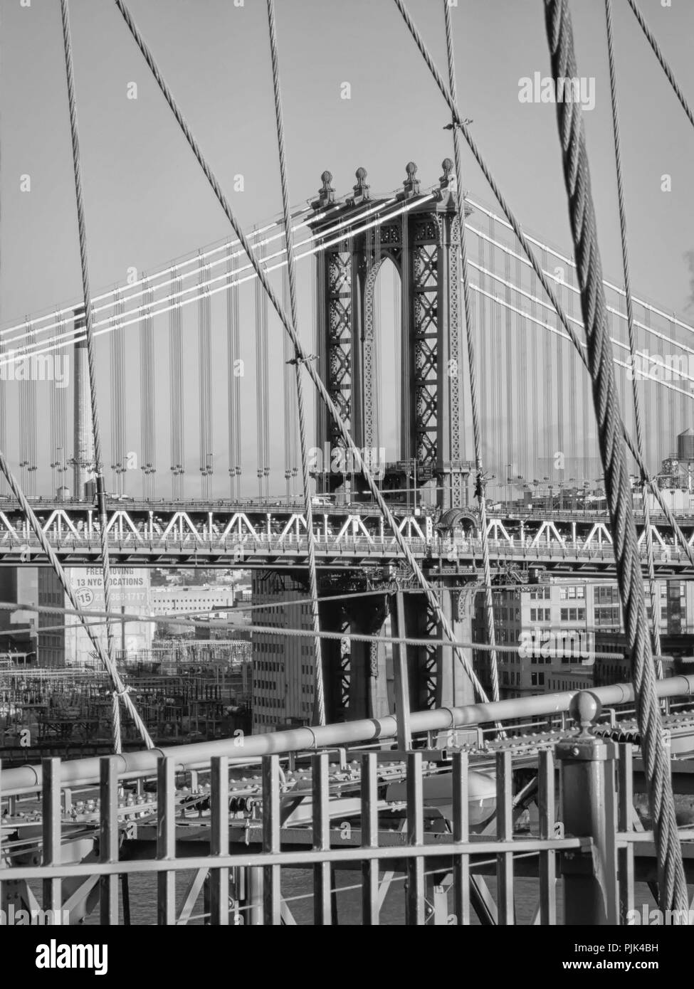 Manhattan Bridge, fotografato dal ponte di Brooklyn a New York City, Stati Uniti d'America, Manhattan che si affaccia sullo skyline di Manhattan, Foto Stock
