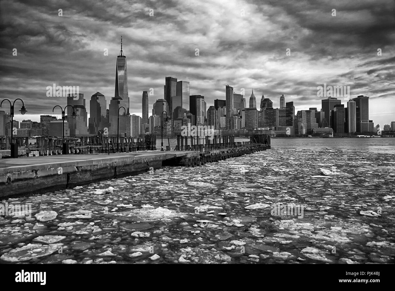 Skyline di Manhattan, New York City, Stati Uniti d'America, ice floes sul fiume Hudson, visto da Battery Park, New Jersey Foto Stock