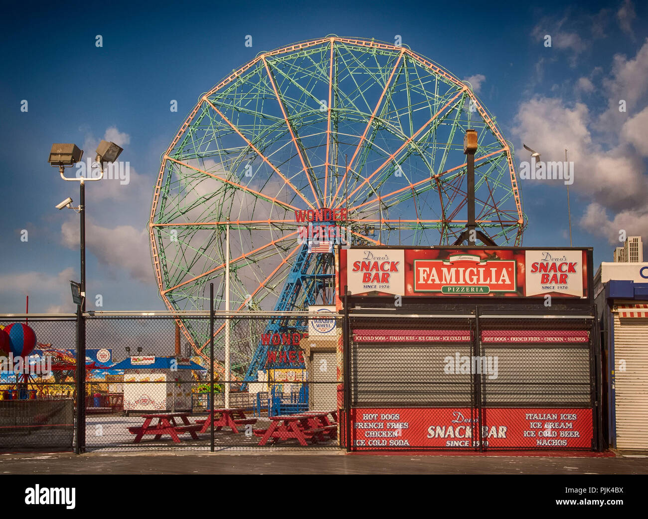 Luna Park con ruota panoramica Ferris a Coney Island, Brooklyn, New York City, Stati Uniti d'America, bancarelle e giostre sono chiusi durante il periodo invernale Foto Stock