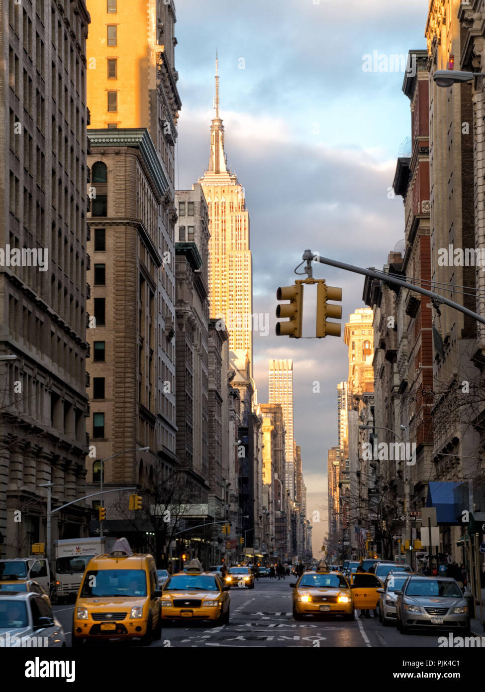 Scena di strada con taxi gialli e Empire State Building a Manhattan, New York City, Stati Uniti d'America Foto Stock