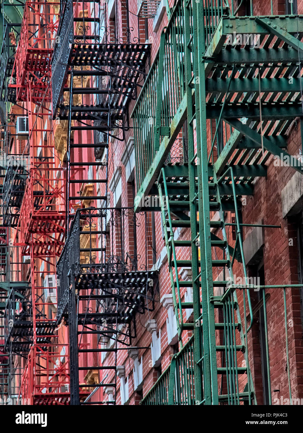 Uscita antincendio Scale su tipici New York edifici in mattoni di Manhattan, New York City, Stati Uniti d'America Foto Stock