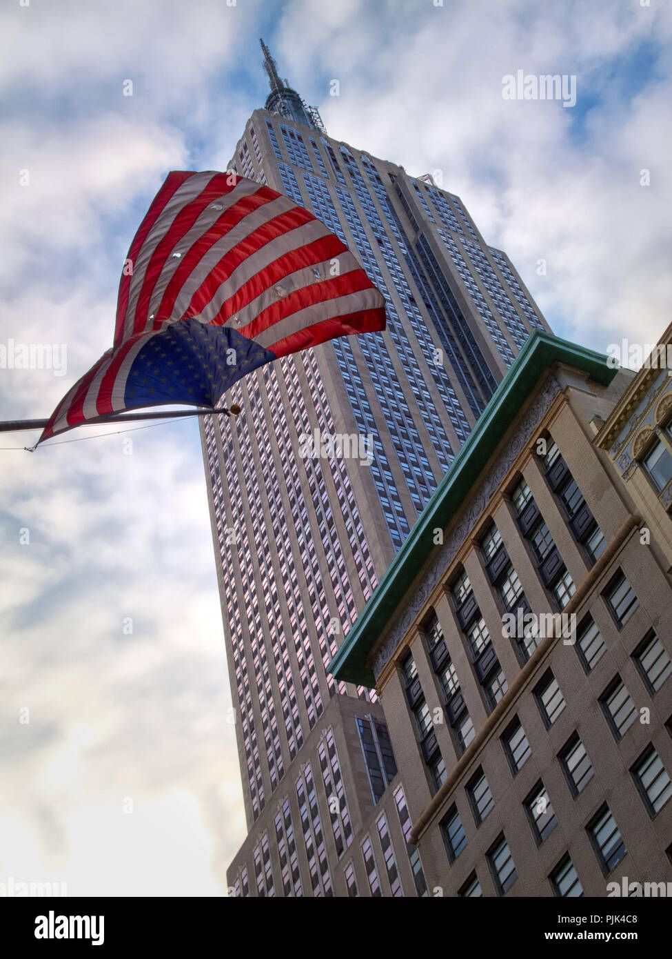 Empire State Building a Manhattan, New York City, Stati Uniti d'America, in primo piano è una bandiera americana, Foto Stock