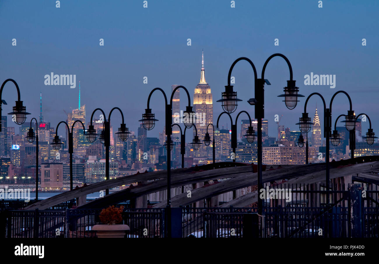 Vista notturna della skyline di Manhattan con l' Empire State Building di New York City, Stati Uniti d'America Foto Stock