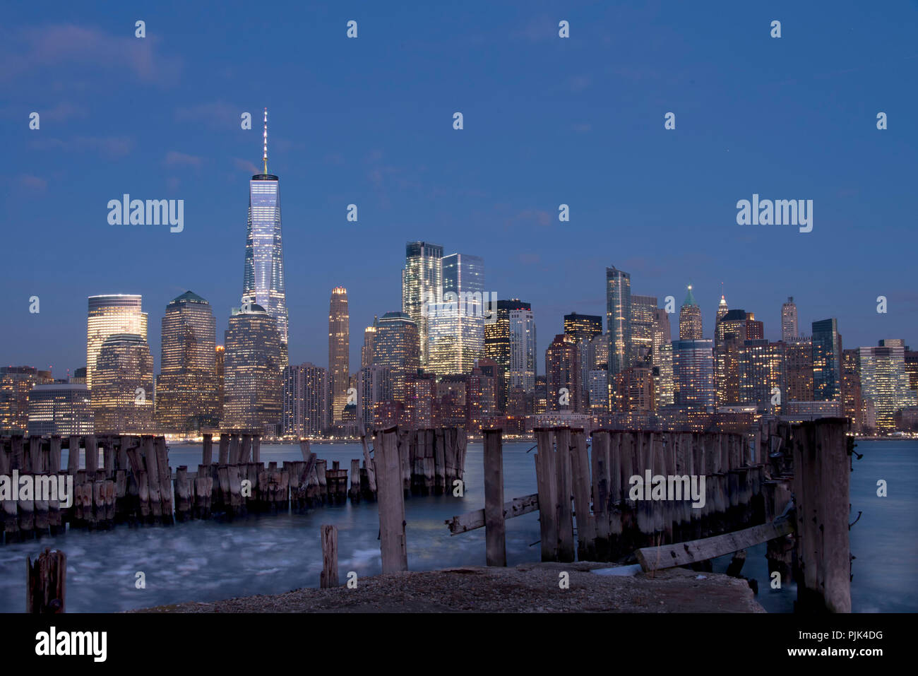 Vista notturna della skyline di Manhattan, New York City, Stati Uniti d'America, fotografata da Battery Park New Jersey, Ice floes sul fiume Hudson, Foto Stock
