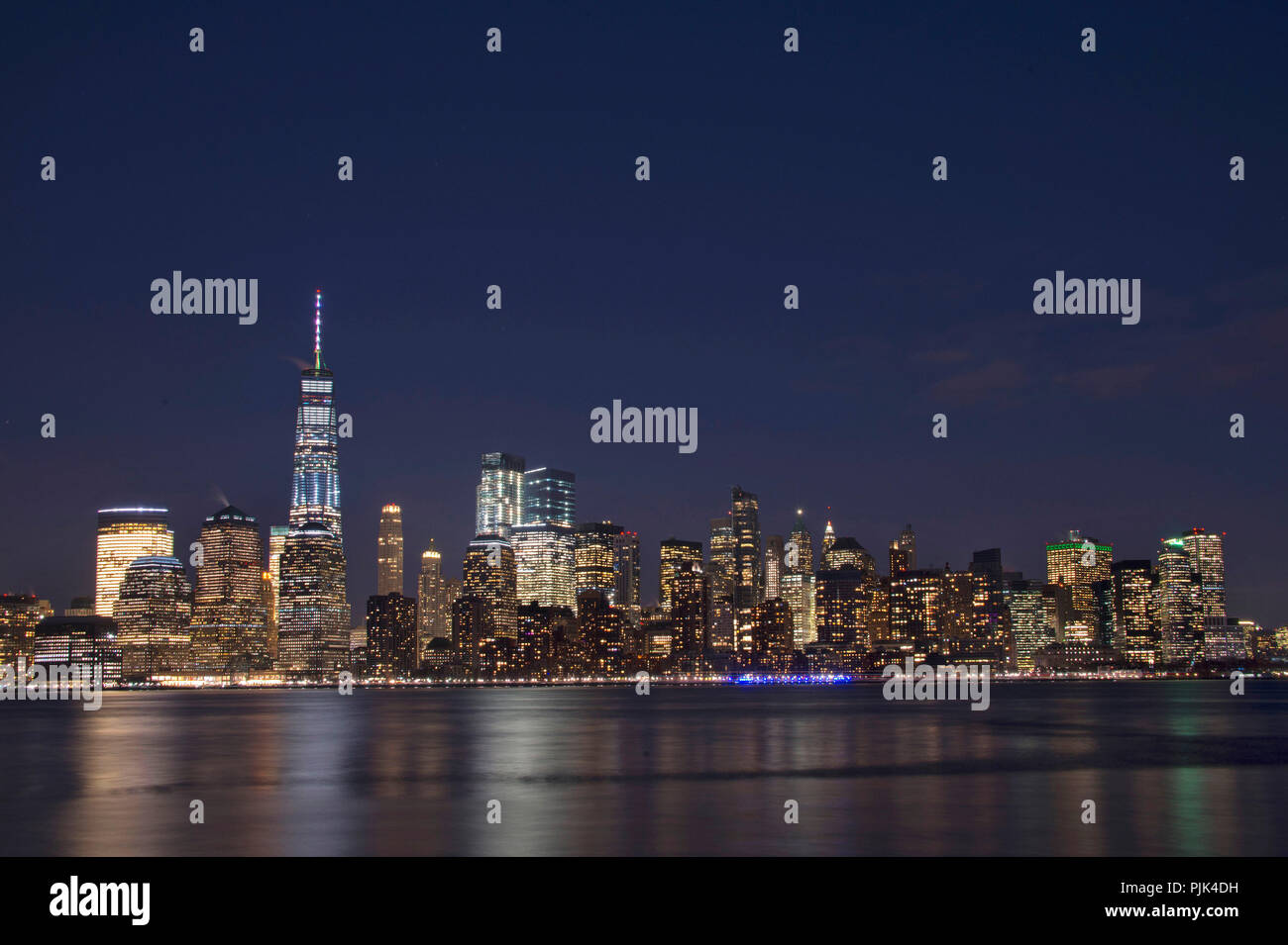 Vista notturna della skyline di Manhattan, New York City, Stati Uniti d'America, Big Apple con One World Trade Center, Foto Stock