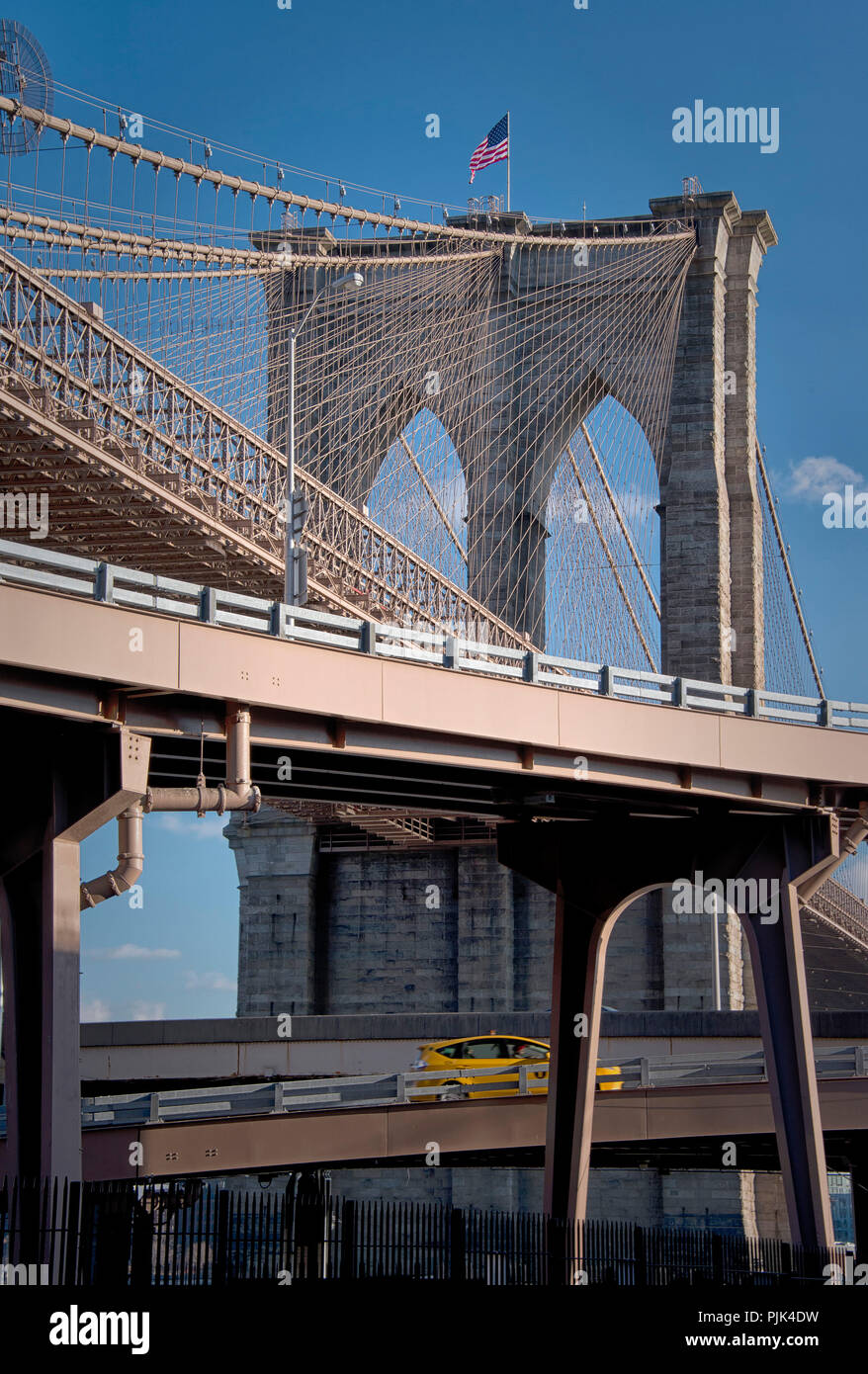 Autostrada con taxi nella parte anteriore del ponte di Brooklyn a New York City, Stati Uniti d'America Foto Stock