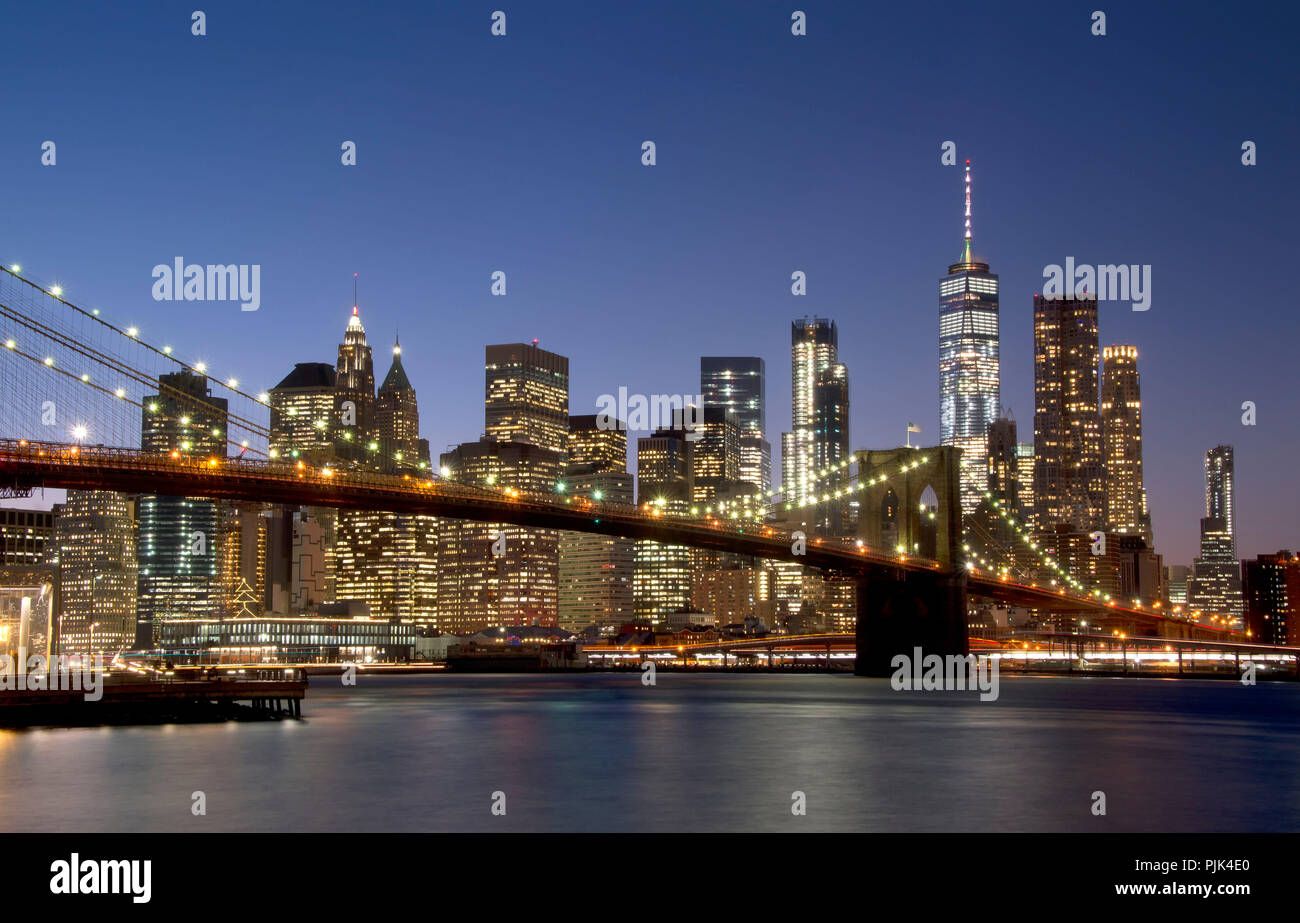 Vista notturna della skyline di Manhattan con il ponte di Brooklyn in primo piano la città di New York, Stati Uniti d'America Foto Stock