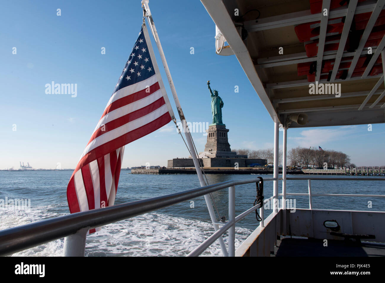 Liberty Island Ferry con la Statua della Libertà, Liberty Island, New York City, Stati Uniti d'America, la Statua della Libertà, Foto Stock