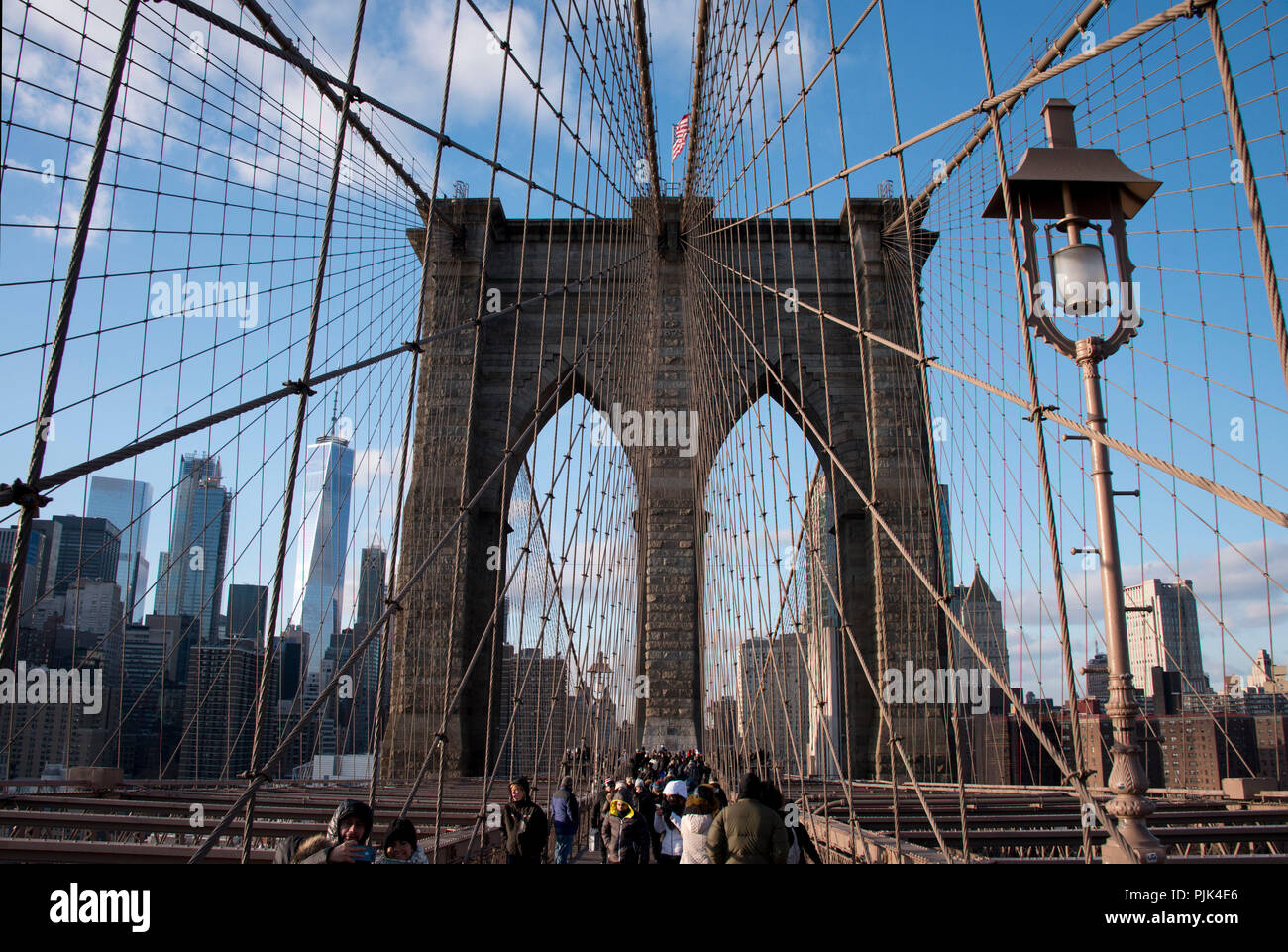 Ponte di Brooklyn a New York City, Stati Uniti d'America, Manhattan con vista sullo skyline di Manhattan Foto Stock
