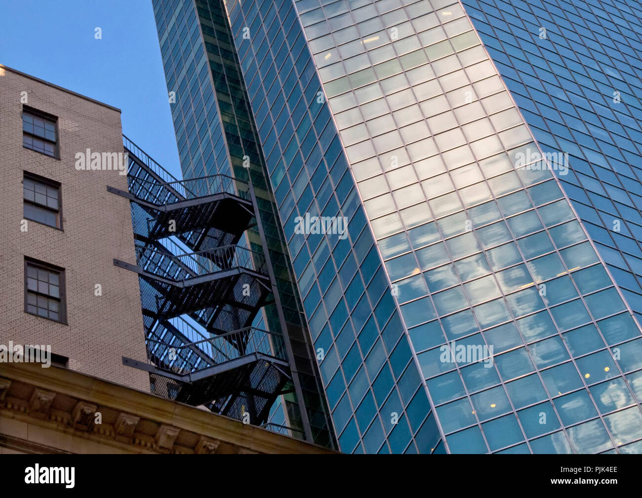 Vecchi e nuovi grattacieli con uscita antincendio Scale a Manhattan, New York City, Stati Uniti d'America Foto Stock