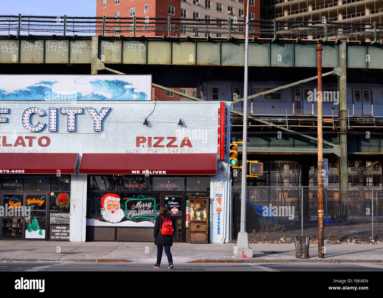 Ristorante Pizzeria a Coney Island, Brooklyn, New York, USA, sullo sfondo la metropolitana, Foto Stock