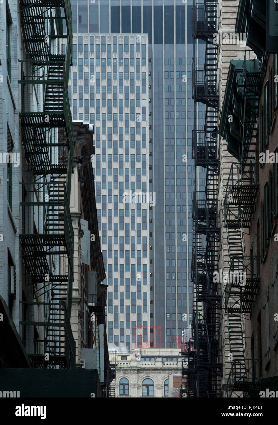 Alto edificio di canyon con uscita antincendio Scale a Manhattan, New York City, Stati Uniti d'America Foto Stock