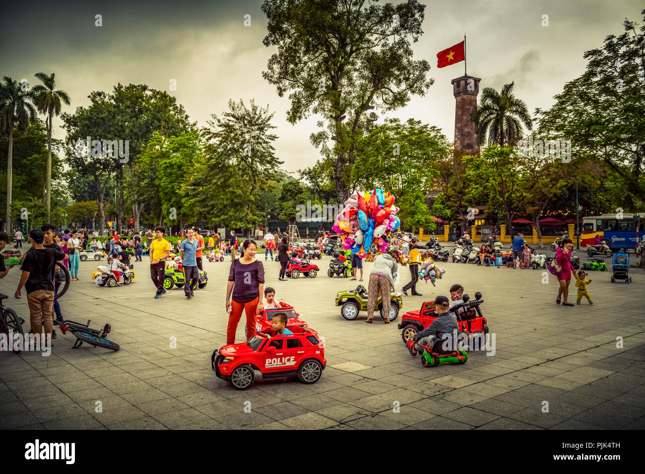Asia, Vietnam, Hanoi, bambini, quadrato, parco giochi, auto Foto Stock