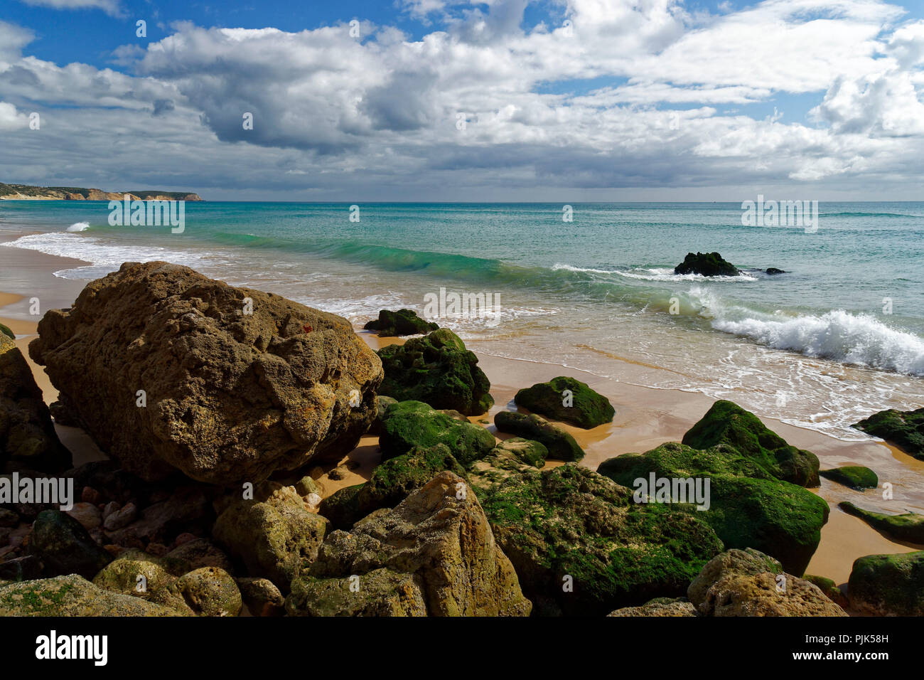 Praia da salpe vicino a Figueira sulle imponenti coste rocciose di ...