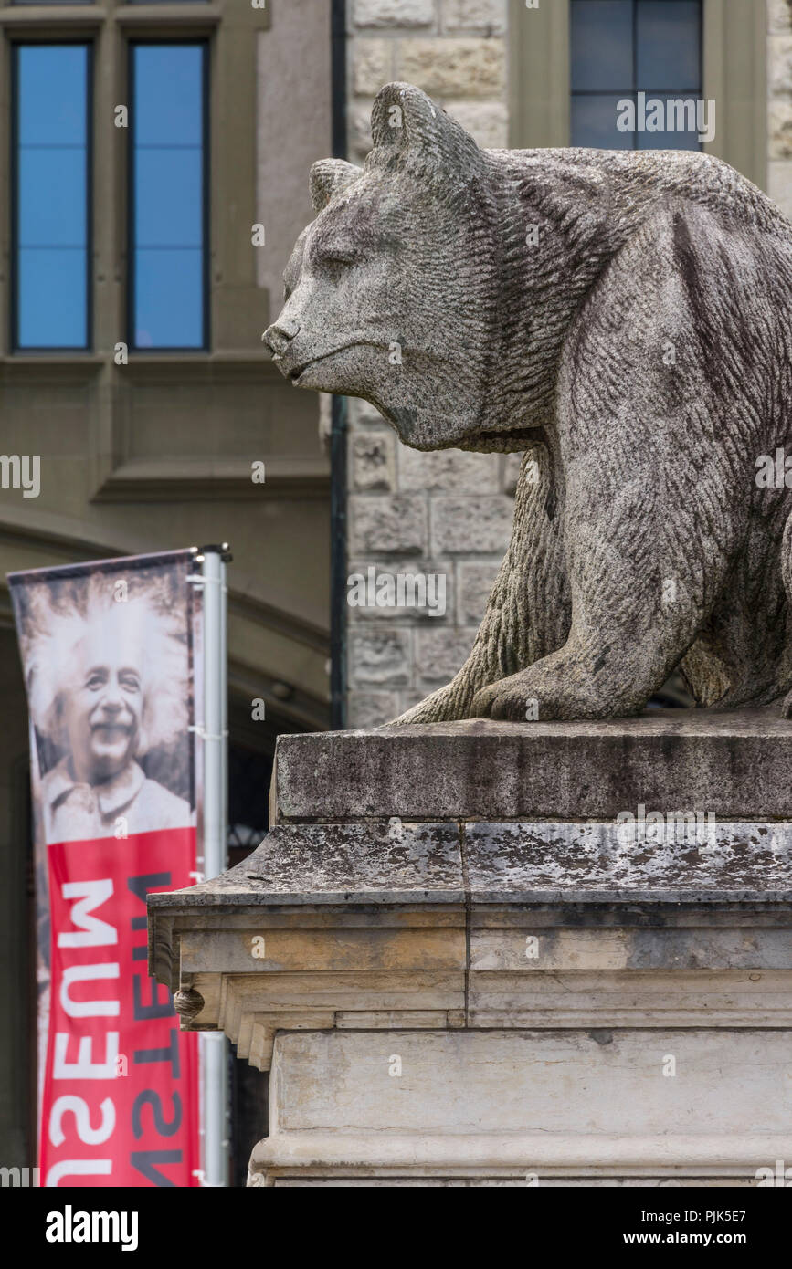 Portare la figura di fronte a Einstein Museum, la città vecchia di Berna, il Cantone di Berna, Svizzera Foto Stock